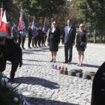 11.09.2021. Kielce. 20. rocznica zamachu na World Trade Center. Na zdjęciu (w środku): Marianna Noworycka-Gniatkowska - radna Rady Miasta Kielce, Jarosław Karyś - przewodniczący Rady Miasta Kielce i Anna Kibortt - wiceprzewodnicząca Rady Miasta Kielce / Jarosław Kubalski / Radio Kielce