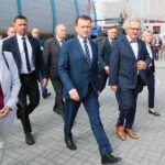 07.09.2021. Kielce. Minister Mariusz Błaszczak z wizytą na XXIX Międzynarodowym Salonie Przemysłu Obronnego w Targach Kielce. Na zdjęciu (w środku): Mariusz Błaszczak - minister obrony narodowej i Andrzej Mochoń - prezes Targów Kielce / Wiktor Taszłow / Radio Kielce