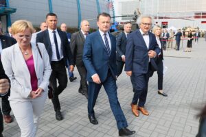 07.09.2021. Kielce. Minister Mariusz Błaszczak z wizytą na XXIX Międzynarodowym Salonie Przemysłu Obronnego w Targach Kielce. Na zdjęciu (w środku): Mariusz Błaszczak - minister obrony narodowej i Andrzej Mochoń - prezes Targów Kielce / Wiktor Taszłow / Radio Kielce