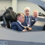 07.09.2021. Kielce. Minister Mariusz Błaszczak z wizytą na XXIX Międzynarodowym Salonie Przemysłu Obronnego w Targach Kielce. Na zdjęciu (za sterami): Mariusz Błaszczak - minister obrony narodowej / Wiktor Taszłow / Radio Kielce