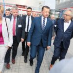 07.09.2021. Kielce. Minister Mariusz Błaszczak z wizytą na XXIX Międzynarodowym Salonie Przemysłu Obronnego w Targach Kielce. Na zdjęciu (od prawej): Andrzej Mochoń - prezes Targów Kielce, Mariusz Bałszczak - minister obrony narodowej i Jarosław Rusiecki - senator PiS / Wiktor Taszłow / Radio Kielce