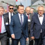 07.09.2021. Kielce. Minister Mariusz Błaszczak z wizytą na XXIX Międzynarodowym Salonie Przemysłu Obronnego w Targach Kielce. Na zdjęciu (od lewej): Jarosław Rusiecki - senator PiS, Mariusz Błaszczak - minister obrony narodowej, Andrzej Mochoń - prezes Targów Kielce i Piotr Wawrzyk - wiceminister obrony narodowej / Wiktor Taszłow / Radio Kielce