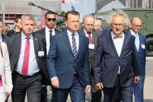 07.09.2021. Kielce. Minister Mariusz Błaszczak z wizytą na XXIX Międzynarodowym Salonie Przemysłu Obronnego w Targach Kielce. Na zdjęciu (od lewej): Jarosław Rusiecki - senator PiS, Mariusz Błaszczak - minister obrony narodowej, Andrzej Mochoń - prezes Targów Kielce i Piotr Wawrzyk - wiceminister obrony narodowej / Wiktor Taszłow / Radio Kielce