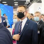 07.09.2021. Kielce. Minister Mariusz Błaszczak z wizytą na XXIX Międzynarodowym Salonie Przemysłu Obronnego w Targach Kielce. Na zdjęciu (w środku): Mariusz Błaszczak - minister obrony narodowej i Jarosław Rusiecki - senator PiS / Wiktor Taszłow / Radio Kielce