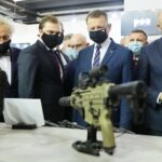 07.09.2021. Kielce. Minister Mariusz Błaszczak z wizytą na XXIX Międzynarodowym Salonie Przemysłu Obronnego w Targach Kielce. Na zdjęciu (po lewej): Andrzej Mochoń - prezes Targów Kielce; w środku: Mariusz Błaszczak - minister obrony narodowej / Wiktor Taszłow / Radio Kielce