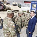 07.09.2021. Kielce. Minister Mariusz Błaszczak z wizytą na XXIX Międzynarodowym Salonie Przemysłu Obronnego w Targach Kielce. Na zdjęciu (po prawej): Mariusz Błaszczak - minister obrony narodowej / Jarosław Kubalski / Radio Kielce