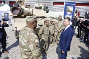 07.09.2021. Kielce. Minister Mariusz Błaszczak z wizytą na XXIX Międzynarodowym Salonie Przemysłu Obronnego w Targach Kielce. Na zdjęciu (po prawej): Mariusz Błaszczak - minister obrony narodowej / Jarosław Kubalski / Radio Kielce