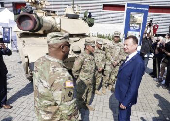 07.09.2021. Kielce. Minister Mariusz Błaszczak z wizytą na XXIX Międzynarodowym Salonie Przemysłu Obronnego w Targach Kielce. Na zdjęciu (po prawej): Mariusz Błaszczak - minister obrony narodowej / Jarosław Kubalski / Radio Kielce