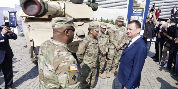 07.09.2021. Kielce. Minister Mariusz Błaszczak z wizytą na XXIX Międzynarodowym Salonie Przemysłu Obronnego w Targach Kielce. Na zdjęciu (po prawej): Mariusz Błaszczak - minister obrony narodowej / Jarosław Kubalski / Radio Kielce