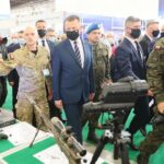 07.09.2021. Kielce. Minister Mariusz Błaszczak z wizytą na XXIX Międzynarodowym Salonie Przemysłu Obronnego w Targach Kielce. Na zdjęciu (w środku): Mariusz Błaszczak - minister obrony narodowej / Wiktor Taszłow / Radio Kielce