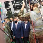 07.09.2021. Kielce. Minister Mariusz Błaszczak z wizytą na XXIX Międzynarodowym Salonie Przemysłu Obronnego w Targach Kielce. Na zdjęciu (w środku): Mariusz Błaszczak - minister obrony narodowej / Wiktor Taszłow / Radio Kielce