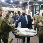 07.09.2021. Kielce. Minister Mariusz Błaszczak z wizytą na XXIX Międzynarodowym Salonie Przemysłu Obronnego w Targach Kielce. Na zdjęciu (w środku): Mariusz Błaszczak - minister obrony narodowej / Wiktor Taszłow / Radio Kielce