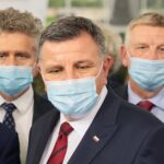 07.09.2021. Kielce. Minister Mariusz Błaszczak z wizytą na XXIX Międzynarodowym Salonie Przemysłu Obronnego w Targach Kielce. Na zdjęciu (od lewej): Krzysztof Słoń - senator PiS, Andrzej Kryj - poseł PiS i Jarosław Rusiecki - senator PiS / Wiktor Taszłow / Radio Kielce