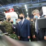 07.09.2021. Kielce. Minister Mariusz Błaszczak z wizytą na XXIX Międzynarodowym Salonie Przemysłu Obronnego w Targach Kielce. Na zdjęciu (w środku): Mariusz Błaszczak - minister obrony narodowej i Krzysztof Słoń - senator PiS / Wiktor Taszłow / Radio Kielce