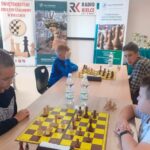 04.09.2021. Stąporków. Turniej szachowy, podczas którego można odebrać sadzonkę drzewa i spróbować leśnego miodu / Iwona Paluch