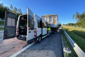 06.09.2021. Skarżysko-Kamienna. Wypadek z udziałem osobowego busa / Jarosław Kubalski / Radio Kielce