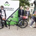 16.09.2021. Kielce. Przekazanie roweru. Na zdjęciu (od lewej): Kazimierz Mądzik - świętokrzyski kurator oświaty, Andrzej Błaszczak - tata, Justyna Błaszczak - mama, Asia Błaszczak, Jolanta Góral-Półrola -rektor Staropolskiej Szkoły Wyższej / Jarosław Kubalski / Radio Kielce