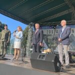 04.09.2021. Pawłów. Piknik wojskowy pod hasłem „Zostań żołnierzem Rzeczpospolitej”. Na zdjęciu (od lewej): Jarosław Molisak - szef Wojewódzkiego Sztabu Wojskowego, Agata Wojtyszek -poseł PiS, Jarosław Rusiecki - senator PiS, Marek Wojtas - wójt Pawłowa / Anna Głąb / Radio Kielce