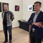 18.09.2021. Starachowice. Wernisaż fotografii Daniela Mroza „Kontrasty”. Na zdjęciu (od lewej): Daniel Mróz i Paweł Kołodziejski - dyrektor MPiT / Anna Głąb / Radio Kielce