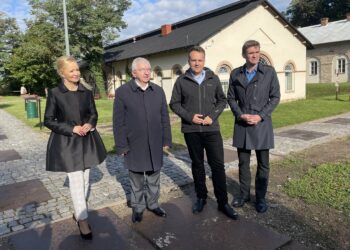 21.09.2021. Starachowice. Konferencja nt. utworzenia Strefy Odkrywania Wyobraźni i Aktywności. Na zdjęciu (od lewej): Agnieszka Kuś - radna Rady Powiatu Starachowickiego, Krzysztof Lipiec - prezes świętokrzyskich struktur PiS, Marek Materek - prezydent Starachowic i Paweł Kołodziejski - dyrektor Muzeum Przyrody i Techniki w Starachowicach / Anna Głąb / Radio Kielce