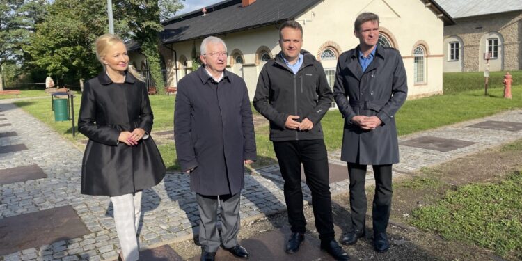 21.09.2021. Starachowice. Konferencja nt. utworzenia Strefy Odkrywania Wyobraźni i Aktywności. Na zdjęciu (od lewej): Agnieszka Kuś - radna Rady Powiatu Starachowickiego, Krzysztof Lipiec - prezes świętokrzyskich struktur PiS, Marek Materek - prezydent Starachowic i Paweł Kołodziejski - dyrektor Muzeum Przyrody i Techniki w Starachowicach / Anna Głąb / Radio Kielce