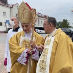 25.09.2021. Skarżysko-Kamienna. XXVI Pielgrzymka Pracowników Zakładów Zbrojeniowych i Lotniczych. Na zdjęciu (od lewej): biskup Marian Florczyk i ks. Jerzy Karbownik / Anna Głąb / Radio Kielce