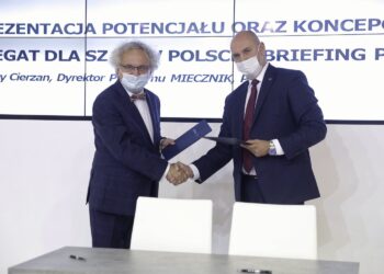 07.09.2021. Kielce. MSPO. Podpisanie umowy między Polską Grupą Zbrojeniową a Targami Kielce. Na zdjęciu (od lewej): Andrzej Mochoń - prezes Targów Kielce i Sebastian Chwałek - prezes Polskiej Grupy Zbrojeniowej / Jarosław Kubalski / Radio Kielce