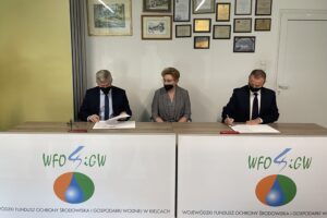 06.09.2021. Kielce. Zawarcie pożyczki pomiędzy WFOŚiGW w Kielcach a Miejską Energetyką Cieplną w Ostrowcu Świętokrzyskim. Na zdjęciu (od lewej): Dariusz Wojtas - prezes MEC w Ostrowcu Świętokrzyskim, Renata Mikołajczak - wiceprezes Miejskiej Energetyki Cieplnej w Ostrowcu Świętokrzyskim i Ryszard Gliwiński - prezes Wojewódzkiego Funduszu Ochrony Środowiska i Gospodarki Wodnej w Kielcach / Monika Miller / Radio Kielce