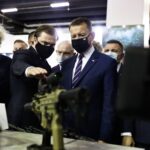 07.09.2021. Kielce. Minister Mariusz Błaszczak z wizytą na XXIX Międzynarodowym Salonie Przemysłu. Na zdjęciu (od lewej): Andrzej Mochoń - prezes Targów Kielce, Mariusz Błaszczak - minister obrony narodowej Obronnego w Targach Kielce / Jarosław Kubalski / Radio Kielce