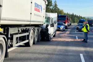 06.09.2021. Skarżysko-Kamienna. Wypadek z udziałem osobowego busa / Jarosław Kubalski / Radio Kielce