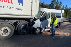 06.09.2021. Skarżysko-Kamienna. Wypadek z udziałem osobowego busa / Jarosław Kubalski / Radio Kielce