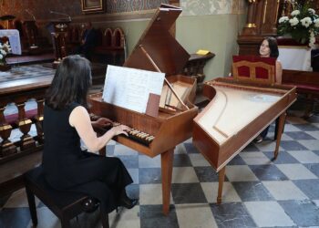 08.07.2021. Szaniec. Koncert "Muzyczne kontrasty" w kościele Kościół pw. Wniebowzięcia NMP. Na zdjęciu (od lewej): Aleksandra Gajecka-Antosiewicz – klawesyn współczesn, Hanna Balcerzak - klawesyn historyczny / Wiktor Taszłow / Radio Kielce