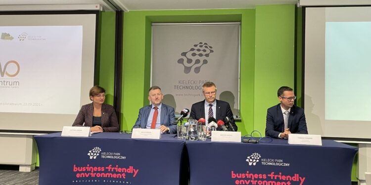 23.09.2021. Kielce. Konferencja w sprawie Centrum Wspierania Kariery. Na zdjęciu (od lewej): Justyna Lichosik - dyrektor Kieleckiego Parku Technologicznego, Artur Kudzia - dyrektor Miejskiego Urzędu Pracy, Bogdan Wenta - prezydent Kielc, Tomasz Porębski - rzecznik prezydenta / Michał Kita / Radio Kielce