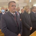 01.09.2021. Staszów. Wojewódzka inauguracja roku szkolnego. Na zdjęciu (od lewej): Kazimierz Mądzik - świętokrzyski kurator oświaty, Leszek Kopeć - burmistrz Staszowa, Ewa Kondek - zastępca burmistrza Staszowa i Paweł Krakowiak - radny sejmiku województwa świętokrzyskiego / Grażyna Szlęzak-Wójcik / Radio Kielce