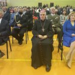 01.09.2021. Staszów. Wojewódzka inauguracja roku szkolnego. Na zdjęciu (od lewej): Kazimierz Mądzik - świętokrzyski kurator oświaty, bp Krzysztof Nitkiewicz - ordynariusz diecezji sandomierskiej i Anna Krupka - wiceminister kultury, dziedzictwa narodowego i sportu / Grażyna Szlęzak-Wójcik / Radio Kielce