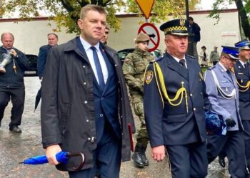 Na zdjęciu (pierwszy z lewej): Marcin Marzec - burmistrz Sandomierza, Jacek Kuliga - komendant Straży Miejskiej / Fot. Grażyna Szlęzak-Wójcik - Radio Kielce