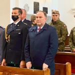 01.09.2021. Sandomierz. Uroczystości z okazji 82. rocznicy wybuchu II wojny światowej. Na zdjęciu (od lewej): Ryszard Komański - komendant powiatowy policji w Sandomierzu,  Andrzej Włodarczyk - zastępca  komendanta powiatowego PSP w Sandomierzu, poseł Marek Kwitek / Grażyna Szlęzak-Wójcik / Radio Kielce