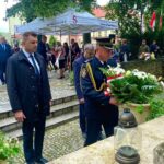 01.09.2021. Sandomierz. Uroczystości z okazji 82. rocznicy wybuchu II wojny światowej. Na zdjęciu: delegacja władz miasta, od lewej: Marcin Marzec burmistrz Sandomierza, Jacek Kuliga - komendant Straży Miejskiej, Wojciech Czerwiec - przewodniczący Rady Miasta / Grażyna Szlęzak-Wójcik / Radio Kielce