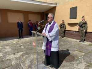 03.09.2021. Sandomierz. Uczczono pamięć mieszkańców, którzy zginęli podczas pierwszych nalotów. Na zdjęciu ks .Marek Flis proboszcz parafii w Nadbrzeziu / Grażyna Szlęzak-Wójcik / Radio Kielce