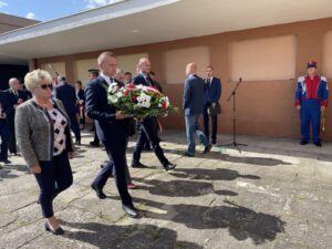 03.09.2021. Sandomierz. Uczczono pamięć mieszkańców, którzy zginęli podczas pierwszych nalotów. Na zdjęciu (od lewej): Grażyna Szklarska - członek zarządu powiatu, Marcin Piwnik - starosta sandomierski, Paweł Niedźwiedź - wicestarosta / Grażyna Szlęzak-Wójcik / Radio Kielce