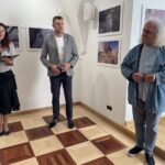 04.09.2021. Sandomierz. Weekend Krzemienia Pasiastego - wernisaż. Na zdjęciu (od lewej): Katarzyna Batko - dyrektor Lokalnej Organizacji Turystycznej Partnerstwo Ziemi Sandomierskiej, Marcin Marzec - burmistrz Sandomierza, Cezary Łutowicz - artysta / Grażyna Szlęzak-Wójcik / Radio Kielce