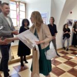 04.09.2021. Sandomierz. Weekend Krzemienia Pasiastego - wernisaż. Na zdjęciu (od lewej): Marcin Marzec - burmistrz Sandomierza, Sylwia Gągorowska -zdobywczyni I miejsca w konkursie / Grażyna Szlęzak-Wójcik / Radio Kielce