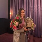 05.09.2021. Sandomierz. Akademia Krzemienia Pasiastego. Na zdjęciu: aktorka Agnieszka Kawiorska ze statuetką Ambasadorki Optymizmu / Grażyna Szlęzak-Wójcik / Radio Kielce