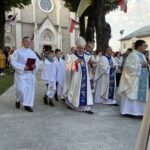 07.09.2021. Sulisławice. Piesza pielgrzymka mieszkańców Sandomierza. Na zdjęciu (w środku): biskup sandomierski Krzysztof Nitkiewicz / Grażyna Szlęzak-Wójcik / Radio Kielce