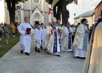 07.09.2021. Sulisławice. Piesza pielgrzymka mieszkańców Sandomierza. Na zdjęciu (w środku): biskup sandomierski Krzysztof Nitkiewicz / Grażyna Szlęzak-Wójcik / Radio Kielce