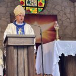 07.09.2021. Sulisławice. Piesza pielgrzymka mieszkańców Sandomierza. Na zdjęciu (od lewej): ks. Roman Janiec - kanclerz Kurii Diecezjalnej w Sandomierzu, bp sandomierski Krzysztof Nitkiewicz / Grażyna Szlęzak-Wójcik / Radio Kielce