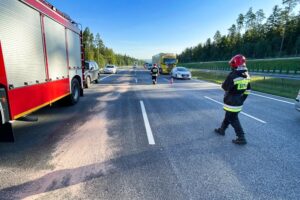 06.09.2021. Skarżysko-Kamienna. Wypadek z udziałem osobowego busa / Jarosław Kubalski / Radio Kielce