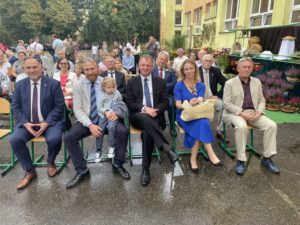 12.09.2021. Sandomierz. I Mokoszyńskie Święto Plonów. Na zdjęciu (od lewej): poseł PiS Marek Kwitek - członek sejmowej komisji rolnictwa, Krzysztof Kandefer - radny powiatowy z dzieckiem, Waldemar Maruszczak - kierownik biura powiatowego Agencji Restrukturyzacji i Modernizacji Rolnictwa w Sandomierzu, Katarzyna Słonika - Krajowy Ośrodek Wsparcia Rolnictwa w Kielcach, Andrzej Bolewski - radny Sandomierza / Grażyna Szlęzak-Wójcik / Radio Kielce