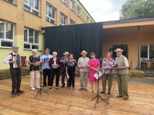 12.09.2021. Sandomierz. I Mokoszyńskie Święto Plonów. Na zdjęciu zespół z parafii Matki Bożej Nieustającej Pomocy w Tarnobrzegu / Grażyna Szlęzak-Wójcik / Radio Kielce