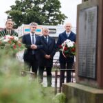 01.09.2021. Samsonów. Powiatowe obchody 82. rocznicy wybuchu II wojny światowej. Na zdjęciu (od lewej): Mirosław Gębski - starosta kielecki, Krzysztof Słoń - senator PiS, Mieczysław Gębski - wiceprzewodniczący Sejmiku Województwa Świętokrzyskiego, Wojciech Ślefarski - wójt Zagnańska / Wiktor Taszłow / Radio Kielce